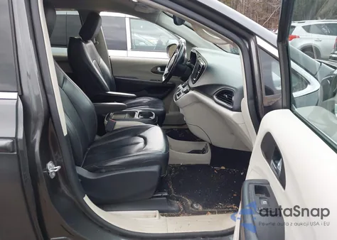 2017 Chrysler Pacifica Touring-L z USA, uszkodzony, nr VIN 2C4RC1BG9HR526563